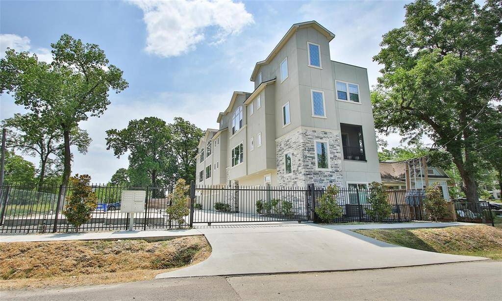 Private, gated development on a quiet & peaceful closed-end street with minimal traffic and lush greenery that will make you forget that you are in the heart of Houston within walking distance to shopping, dining and beautiful White Oak Bayou greenspace and more!