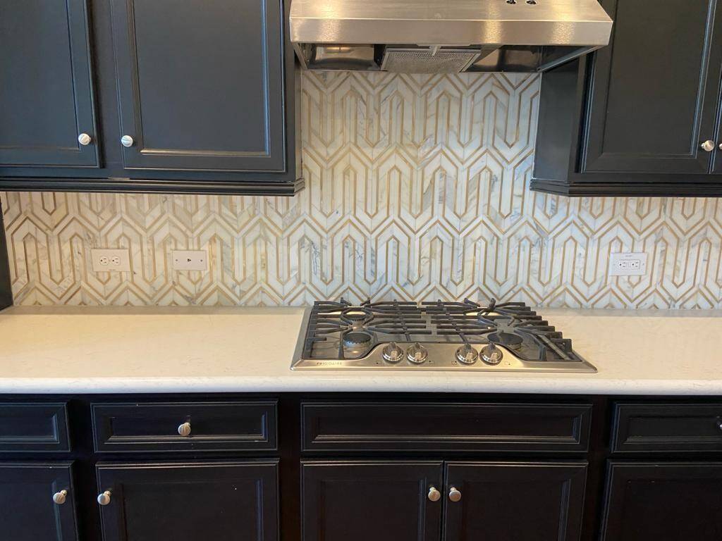 L shape of the kitchen back splash