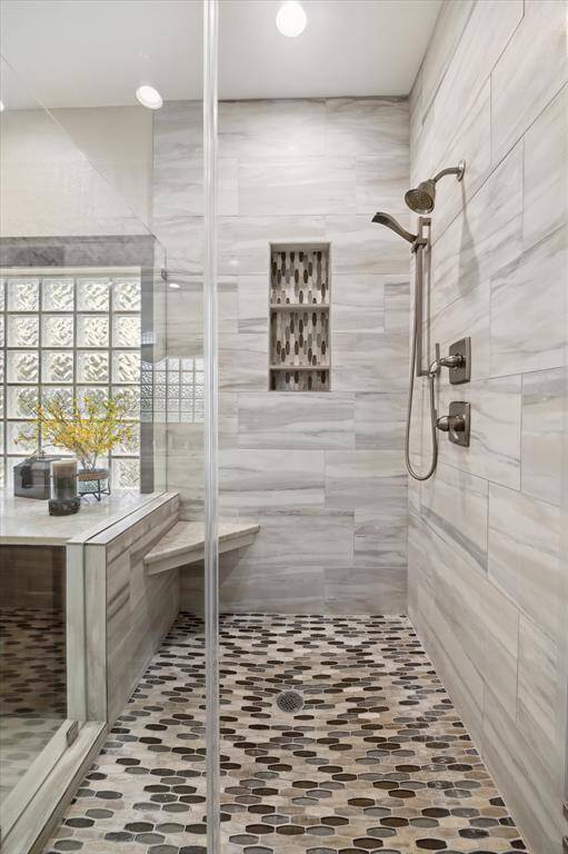 The seamless shower with ledge and an insert for your toiletries.