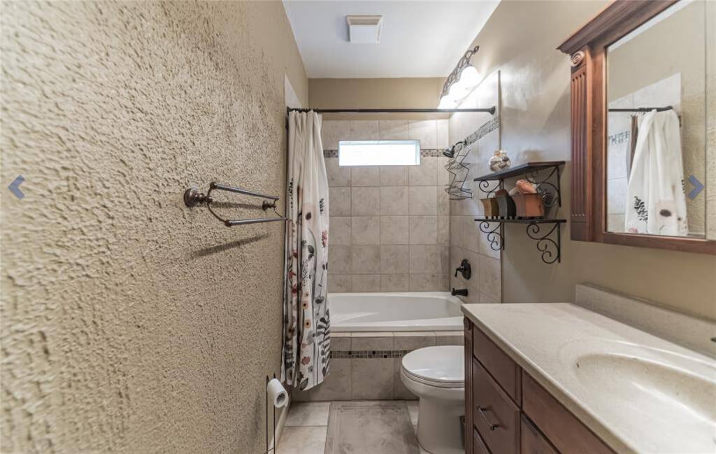 Secondary bath with tub shower