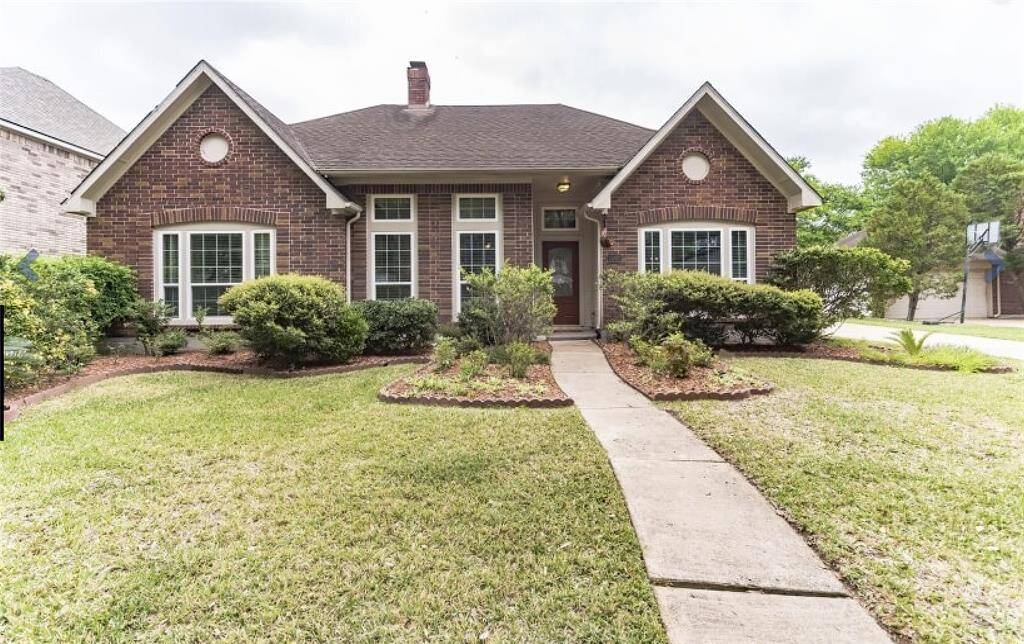Wonderful furnished 1 story with detached garage