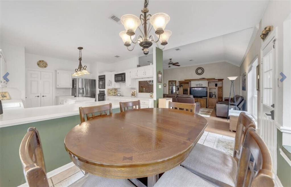 Breakfast room ajoins the kitchen