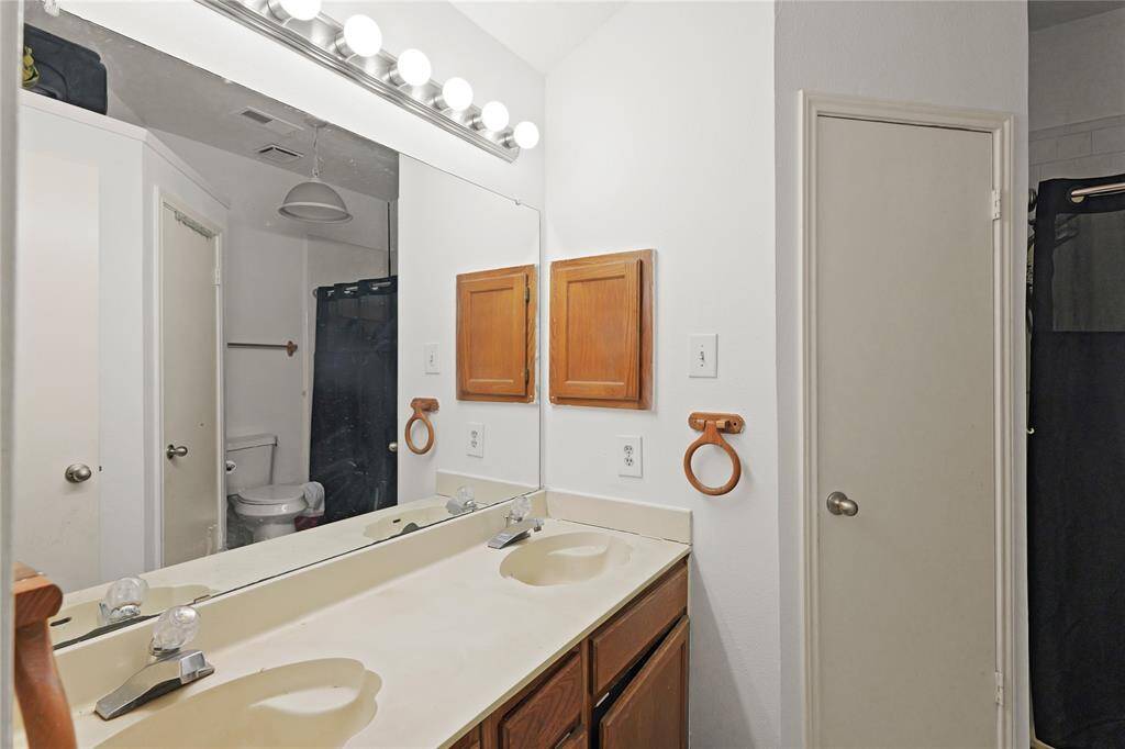 En-suite Bath- Double Sinks