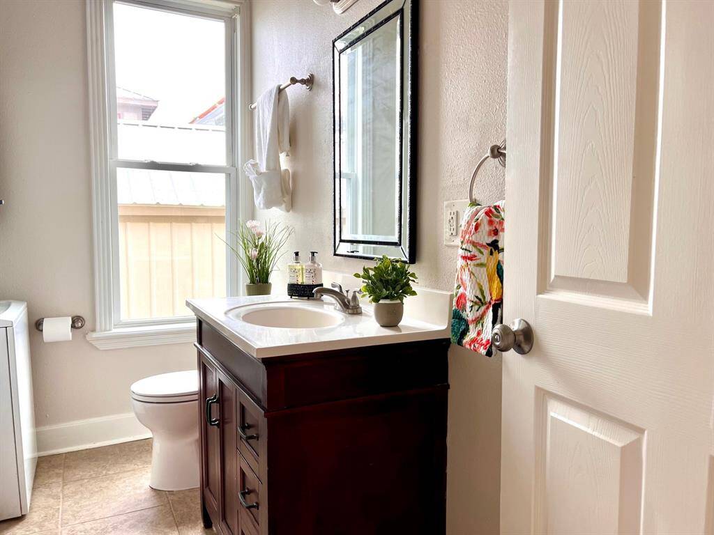 Hall bath with convenient washer/dryer