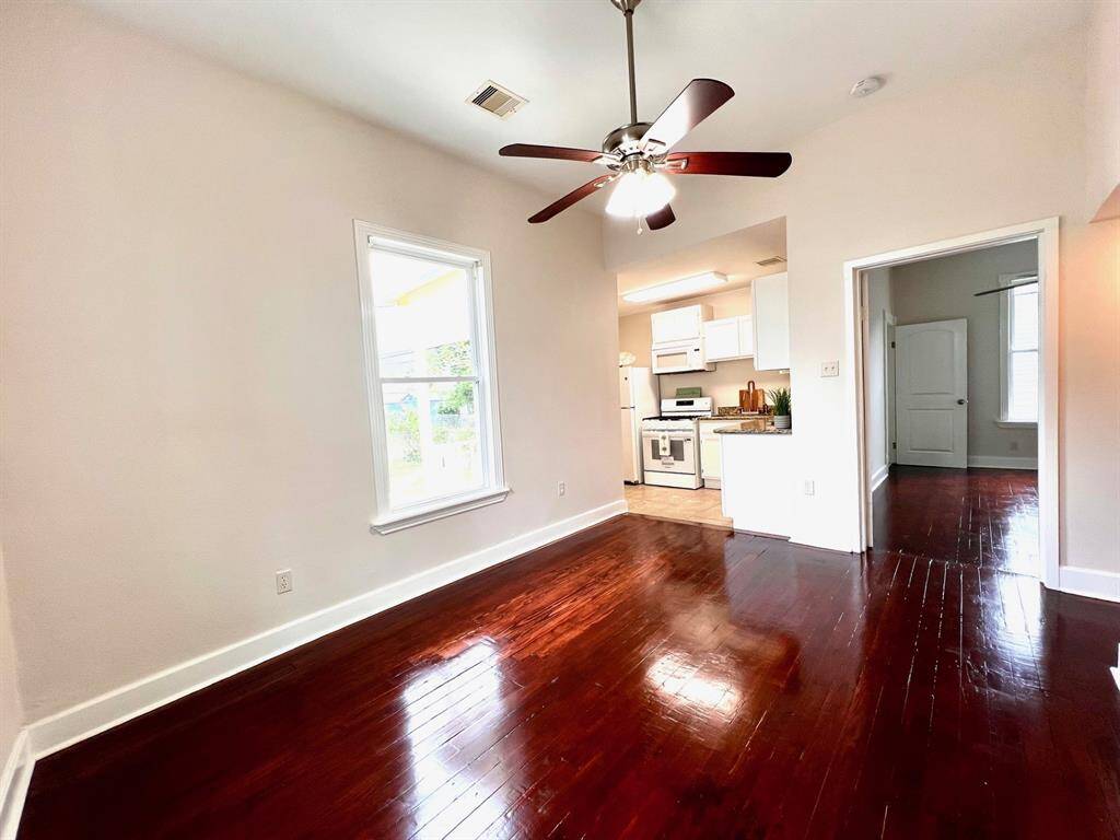 Additional dining/living area