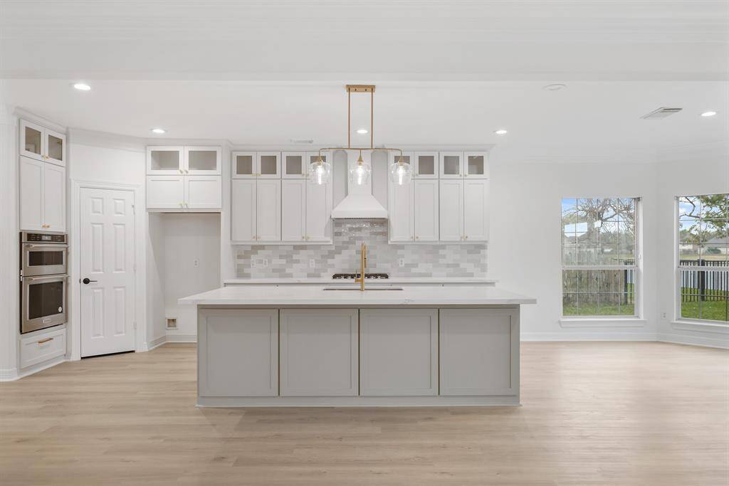 erfect for quick meals or entertaining guests, the breakfast bar adds functionality and charm.