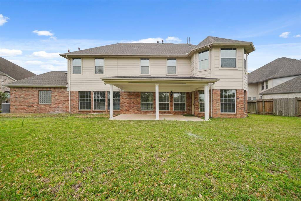 This huge backyard offers plenty of space for kids, pets, or outdoor activities, providing endless possibilities!
