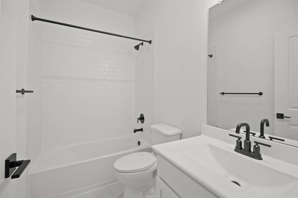 Hall bath (*Photo not of actual home and used for illustration purposes only.)
