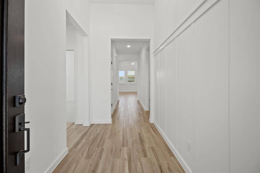 Welcoming foyer (*Photo not of actual home and used for illustration purposes only.)