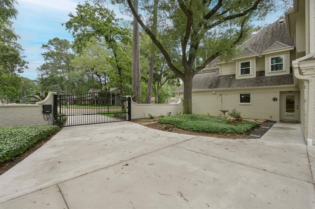 Your own private driveway with gate.