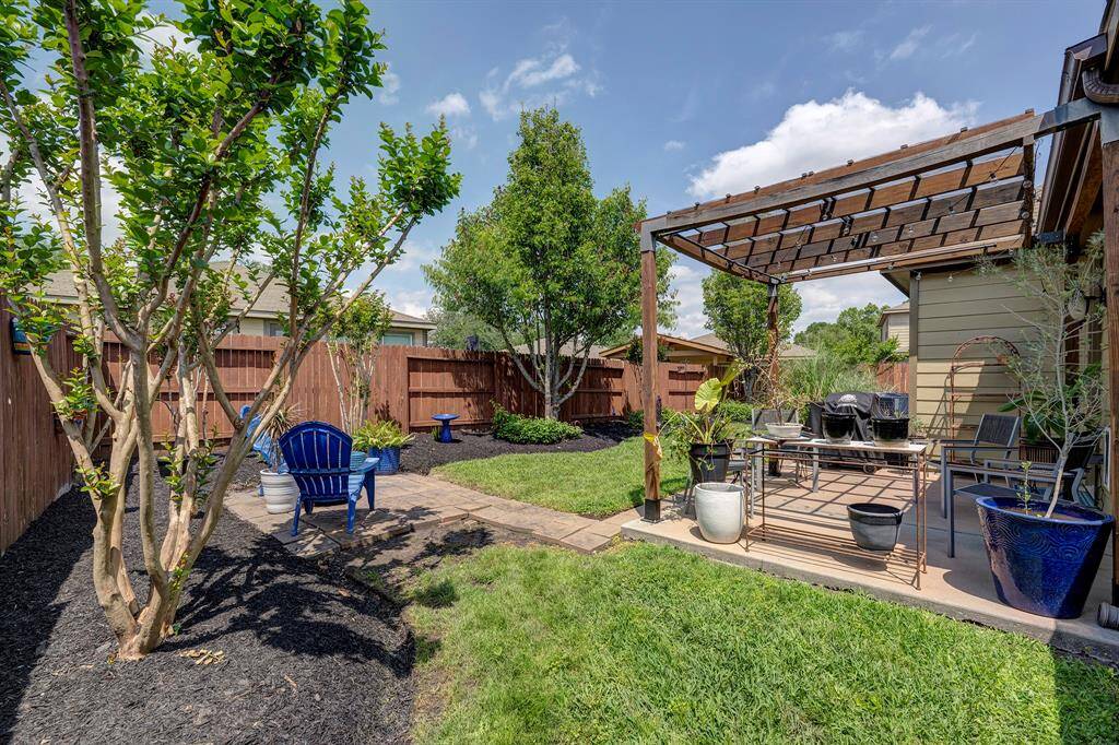 WOW!! What a gorgeous backyard!
