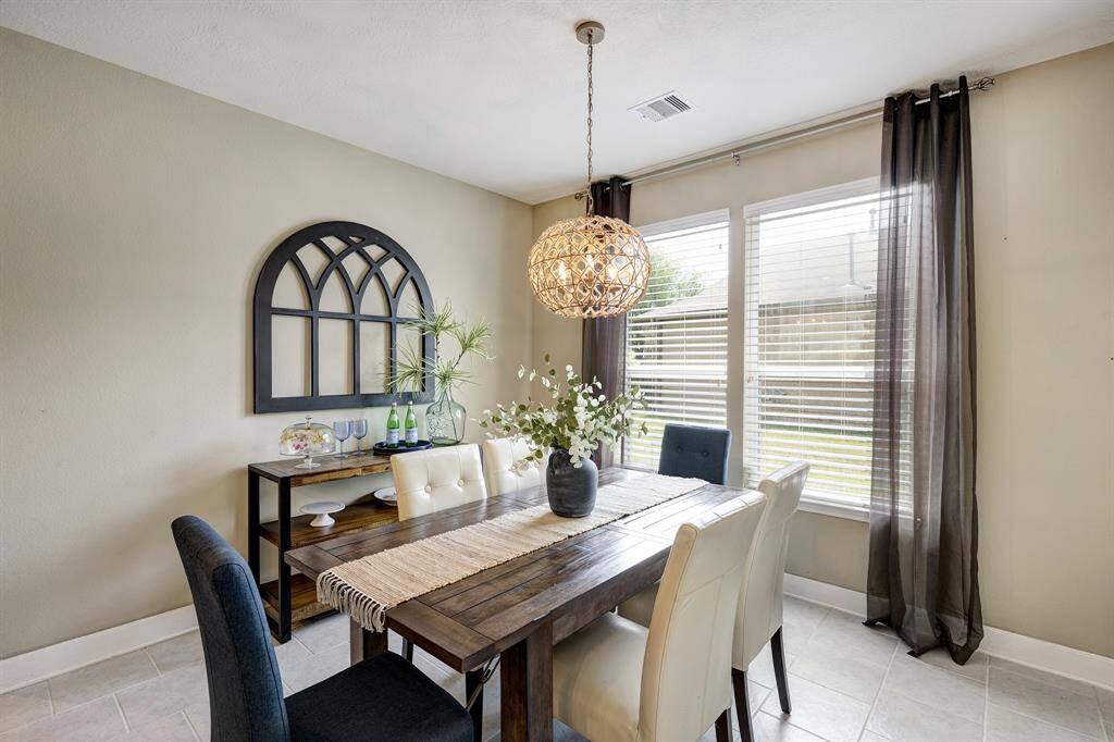 Cute dining area for dinner parties or family time