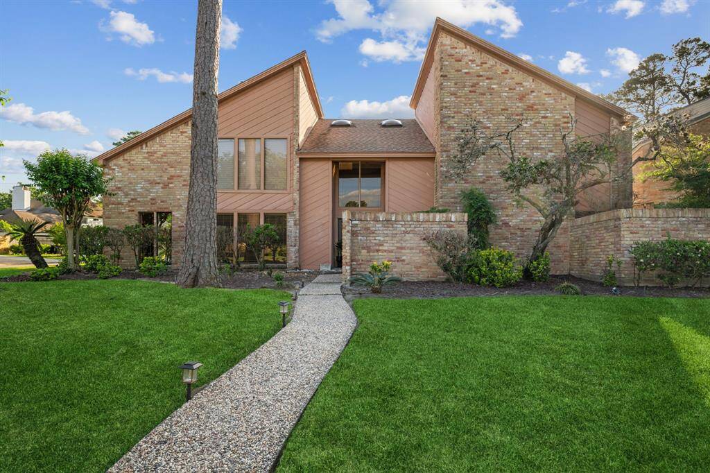 Gorgeous curb appeal!
