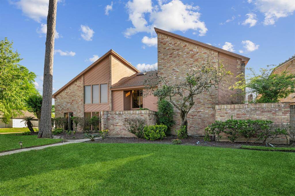 Gorgeous curb appeal!