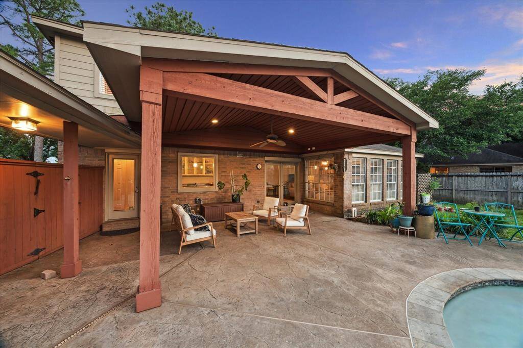 NOW THAT is a TEXAS-SIZED covered patio!!