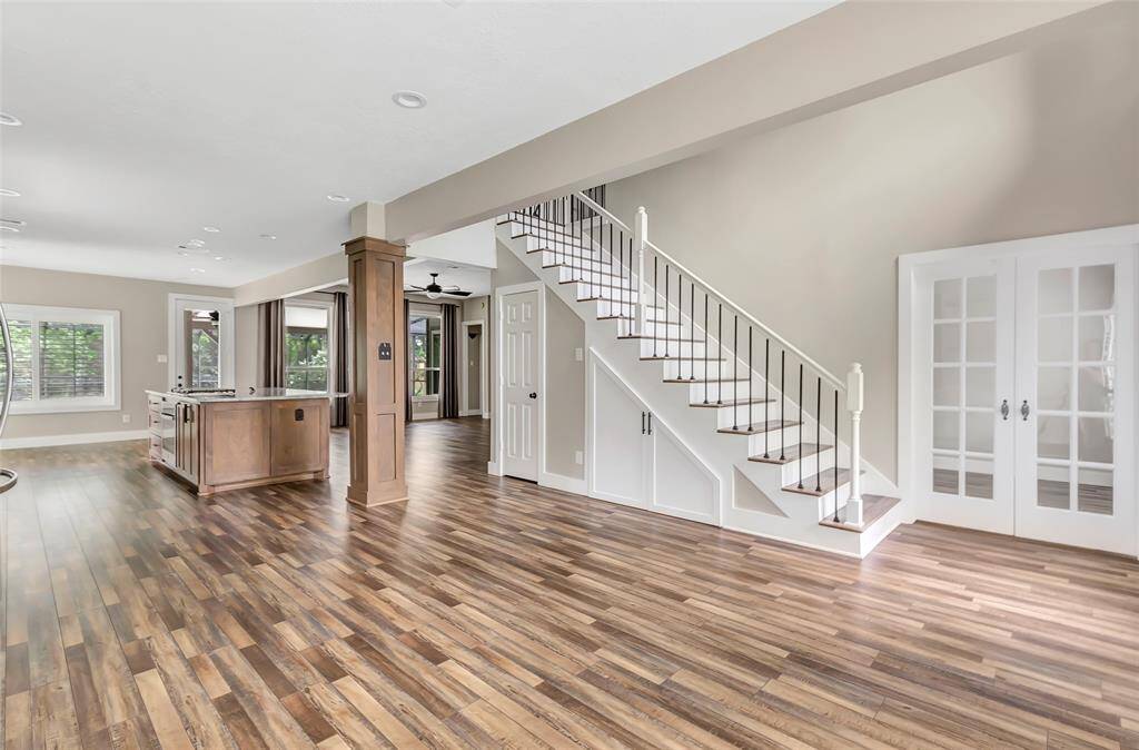 The open flow to the kitchen makes entertaining effortless, while still maintaining a classic, sophisticated feel.