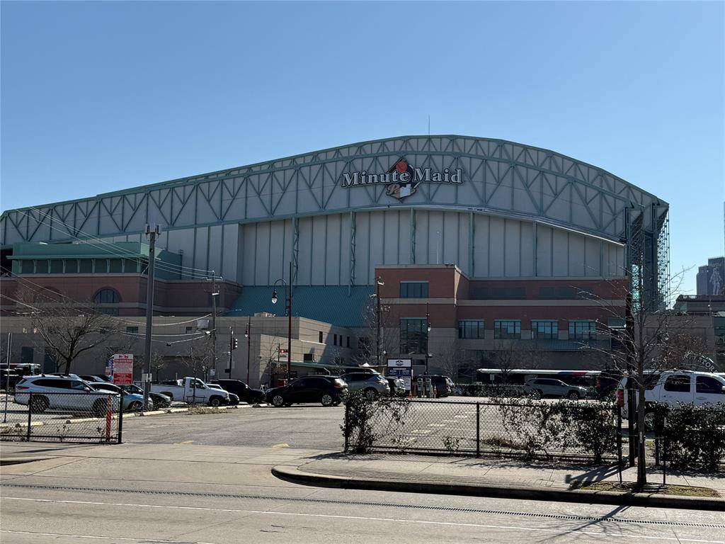 5 minute drive to Minute Maid Park