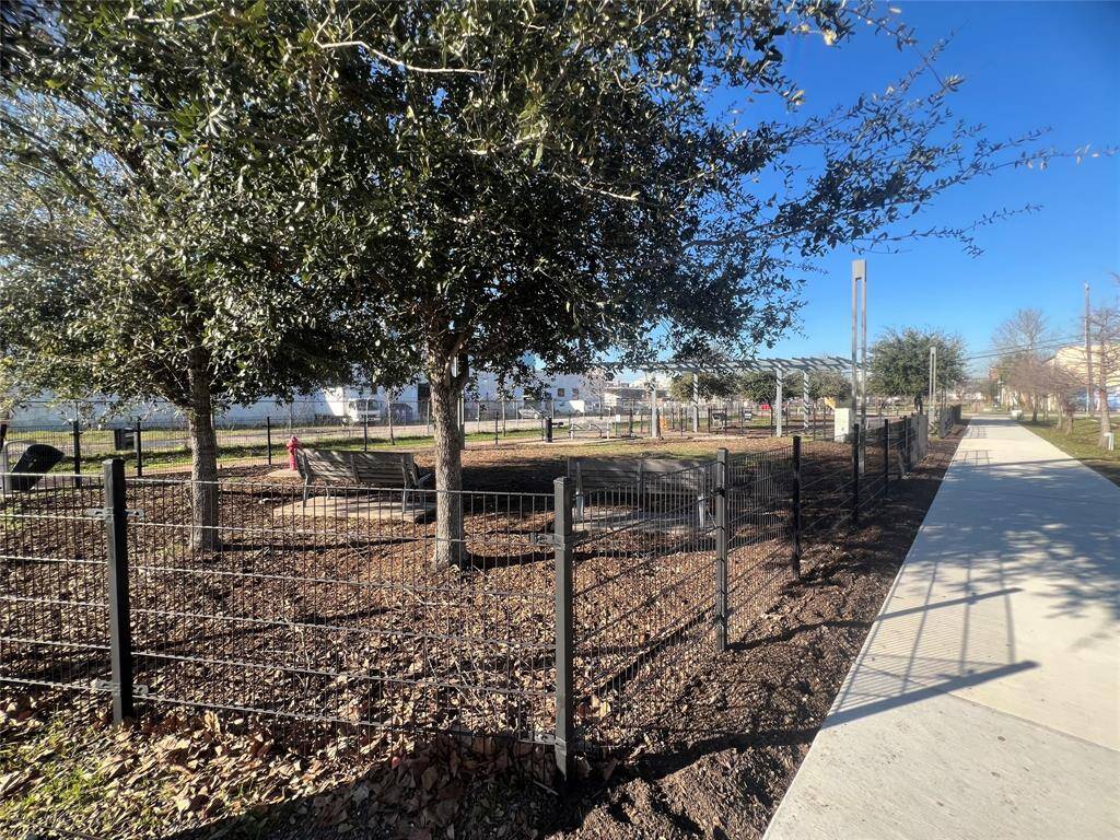 10 minute walk to EADO dog park