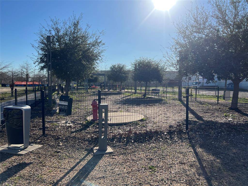 10 minute walk to EADO dog park