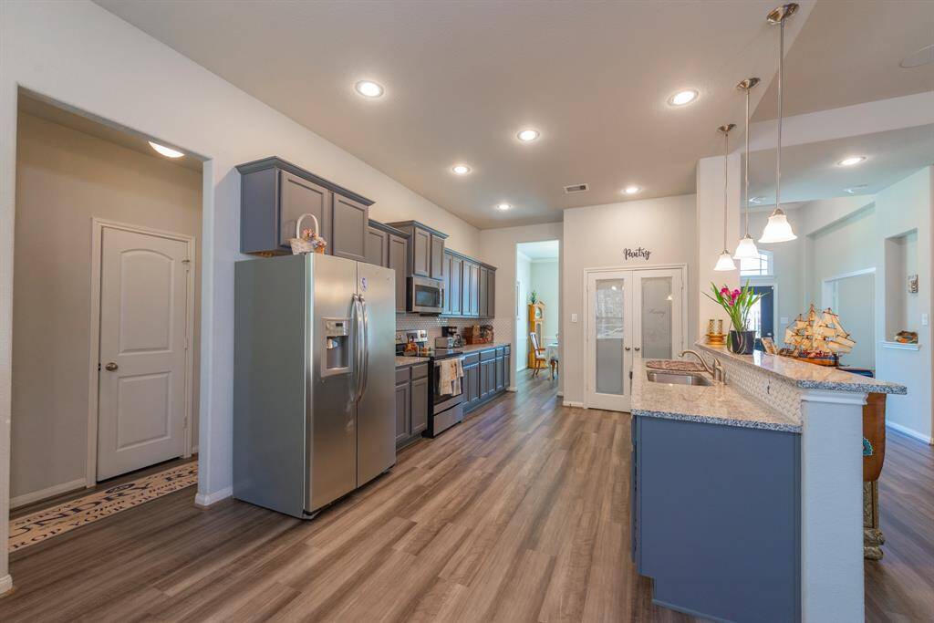 Modern finishes make this kitchen both stylish and functional.