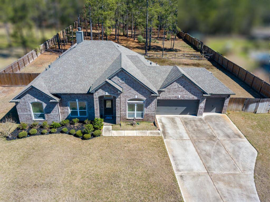 Whether you envision a pool, garden, or entertaining area, this oversized lot provides endless possibilities.
