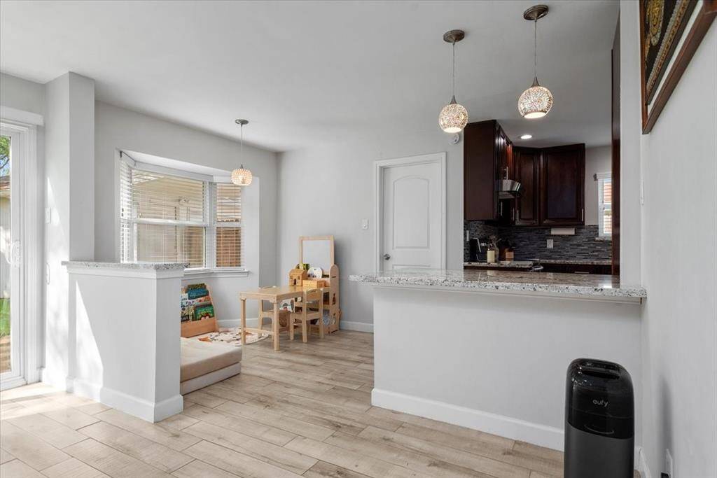 The kitchen peninsula opens up to the living area reinforcing the open concept.