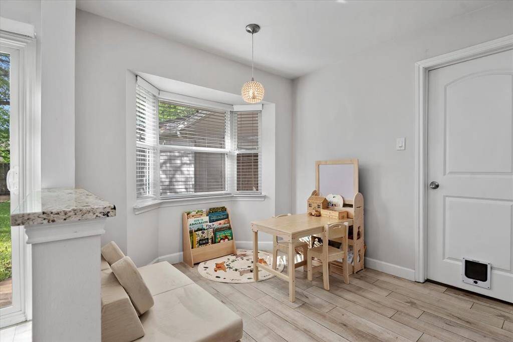 Next to the kitchen you have a cozy breakfast area with a bay window.