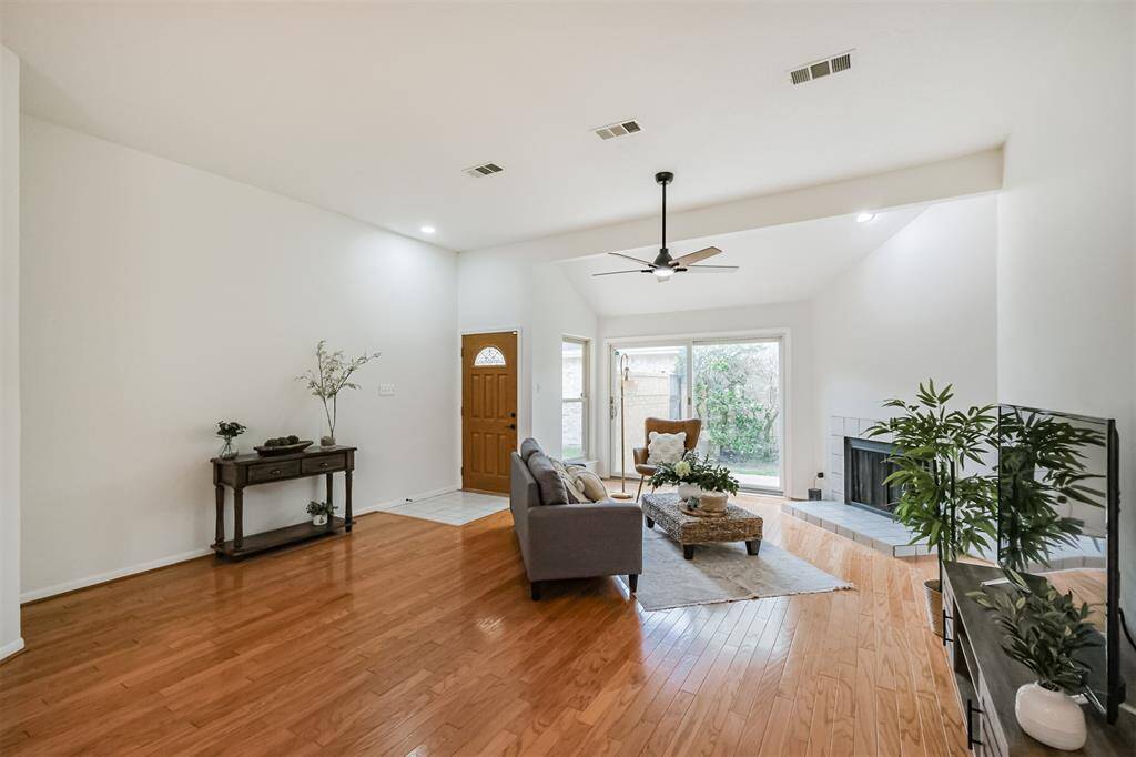Such a great space! Plenty of room for larger furnishings