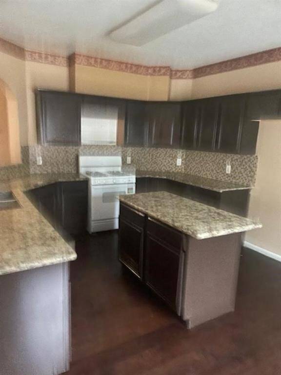 HOUSE KITCHEN