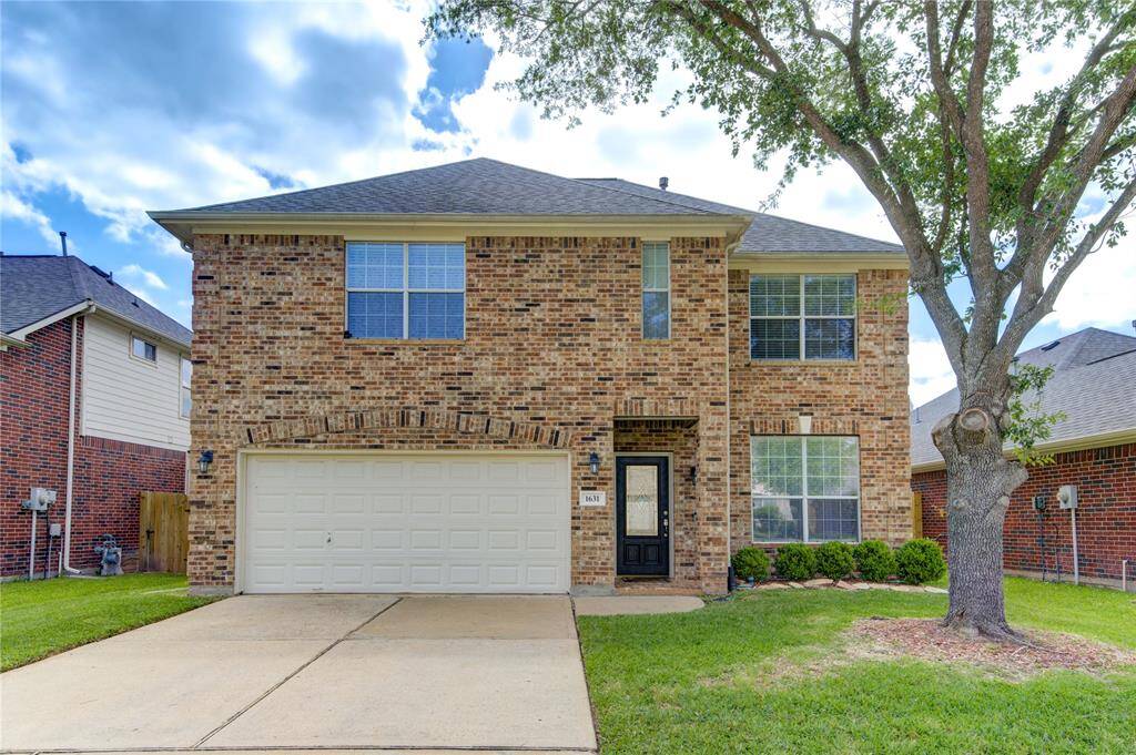 Welcome to your new home in Stonelodge!Charming brick elevation with a welcoming front entrance and stunning curb appeal.