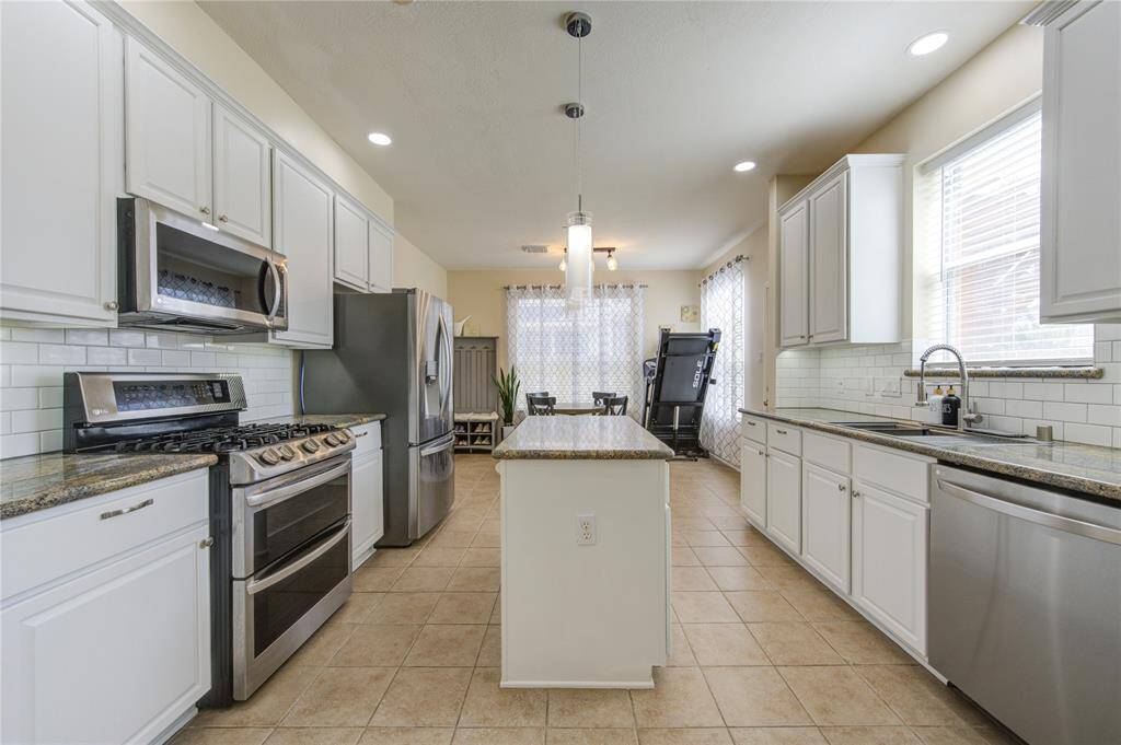 Stainless steel appliances and double oven!
