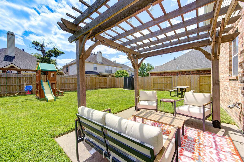 Beautiful Pergola and kids play set stays.