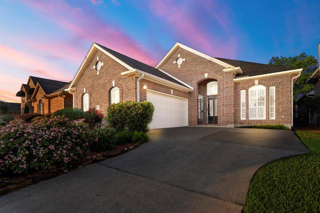 Located in the heart of Champions, this section has never flooded, and is conveniently located near shopping, restaurants, neighborhood schools, and more.