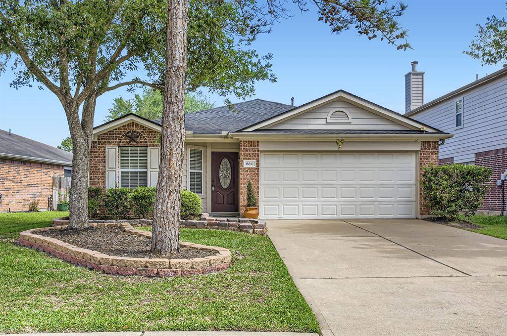 Welcome to your move-in ready Canyon-Lakes at Stonegate home with beautiful curb appeal and well maintained front yard!
