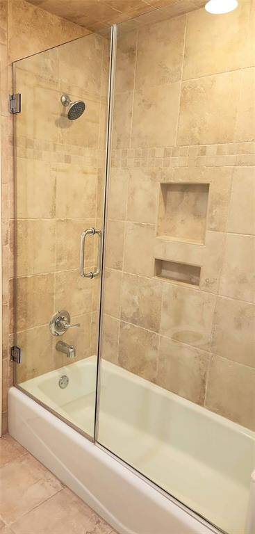 Updated Jack & Jill Secondary Bathroom w/ Shower Niche