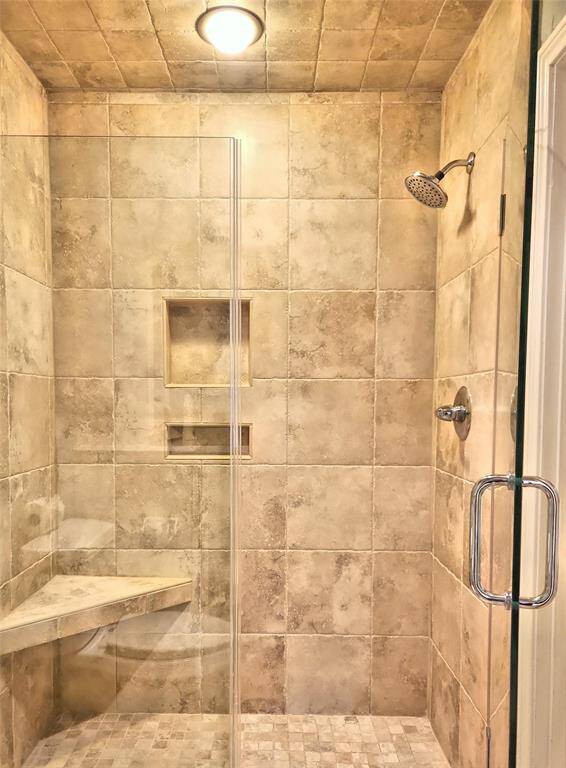 Secondary Bathroom w/ Shower Niche & Bench Seating