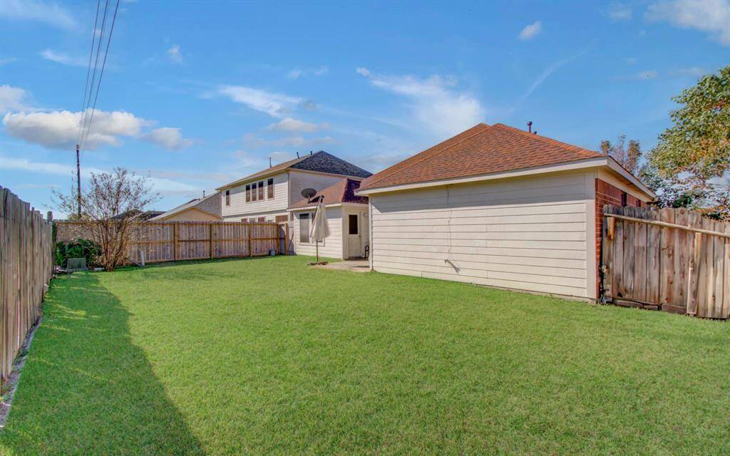 Nice large backyard, great for outdoor fun, BBQ's and entertaining.