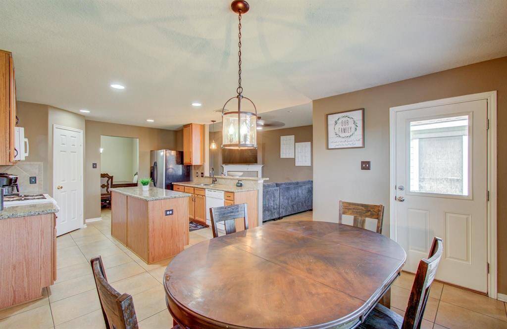 Home features an additional spacious breakfast / sitting area off the kitchen.