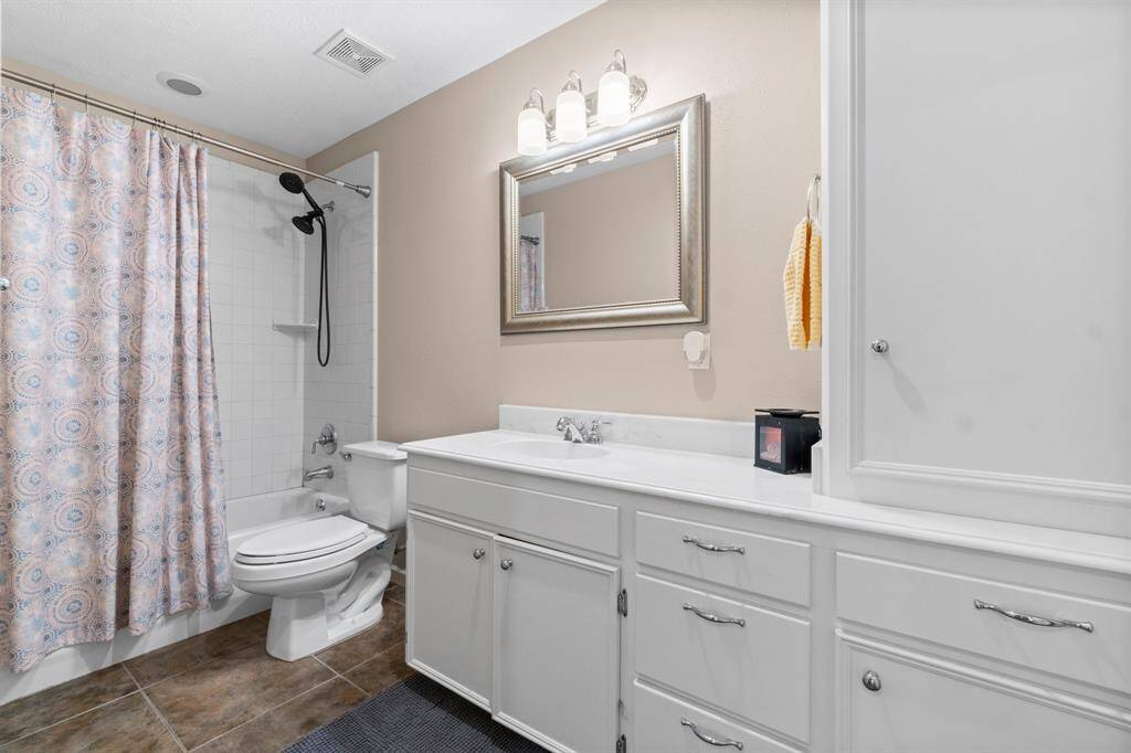 Secondary bath- 1st floor
