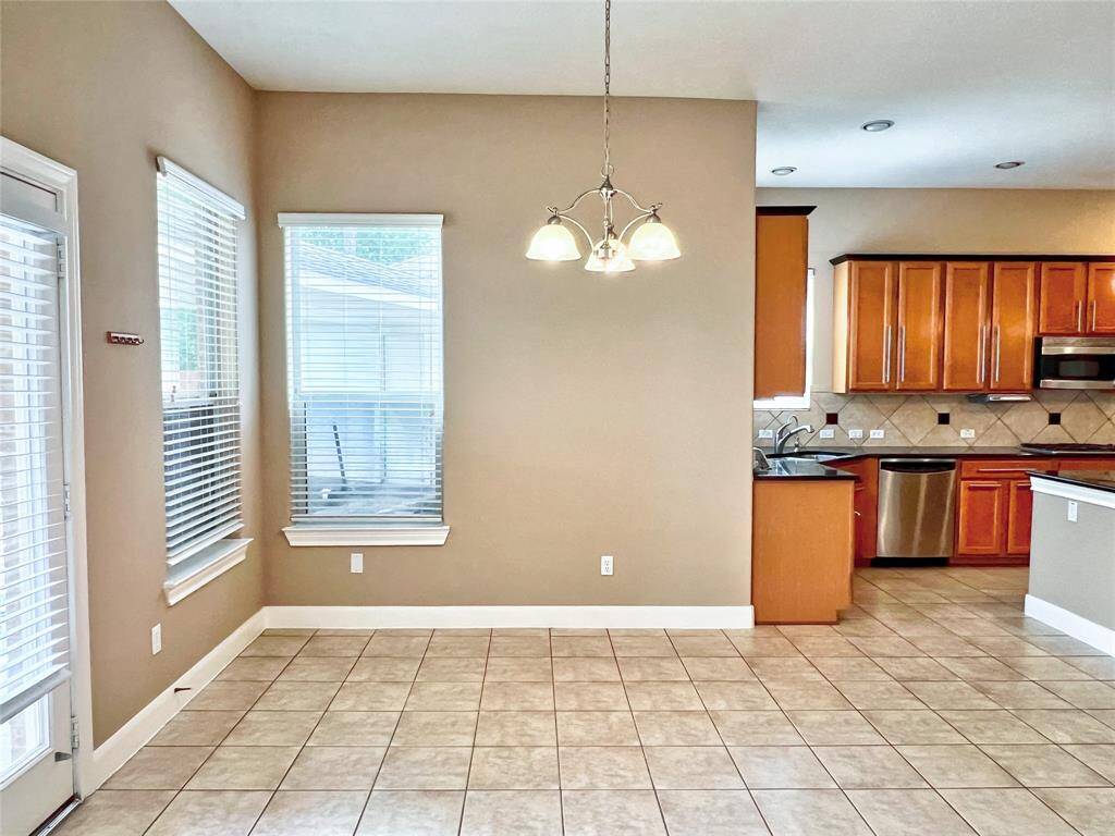 Kitchen open to breakfast area !