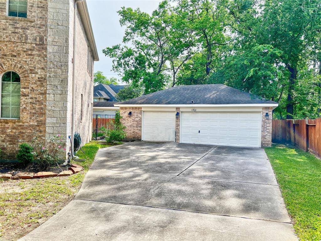 Detached garage and long driveway !