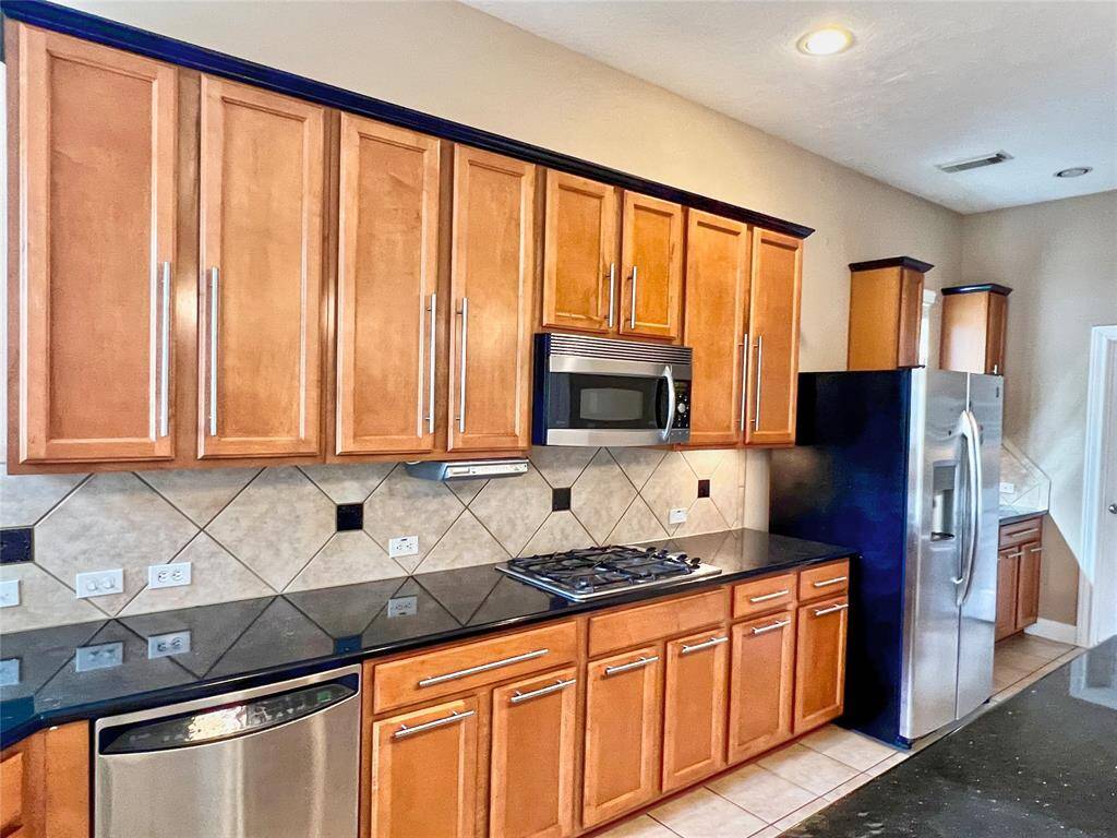 Kitchen with granite countertops !