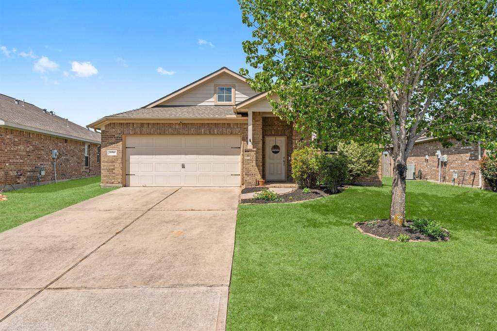 Welcome to the long, double-wide driveway at 170 Country Crossing Cir in the LOW tax rate section of Magnolia Ridge.