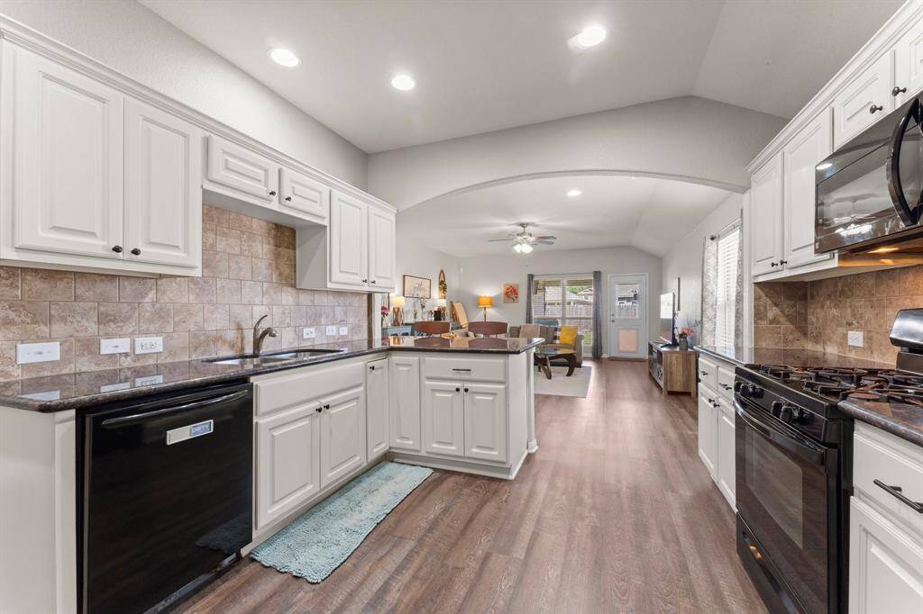 Vinyl plank flooring is a great choice in Houston as it can get wet and does not scratch easily.