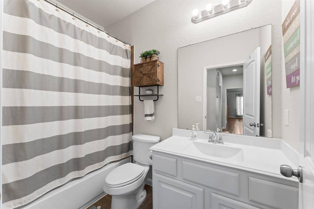 Full Bathroom #2 located near Bedrooms #2 and #3.
