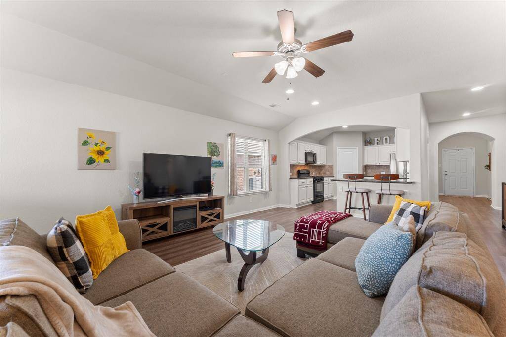 Plenty of space to arrange large furniture in multiple ways. Ceiling fan and blinds on the windows.