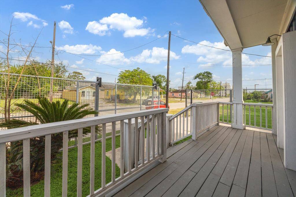 This one welcomes you with the modern conveniences and old time charm.