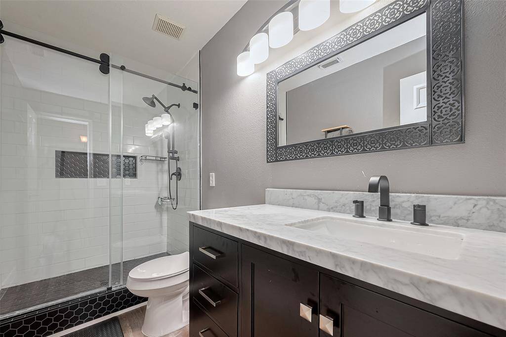 Secondary bathroom upstairs