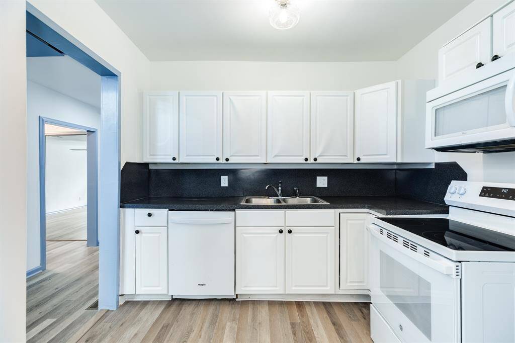 kitchen in downstairs unit 1