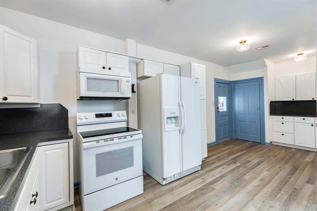 kitchen in downstairs unit 1